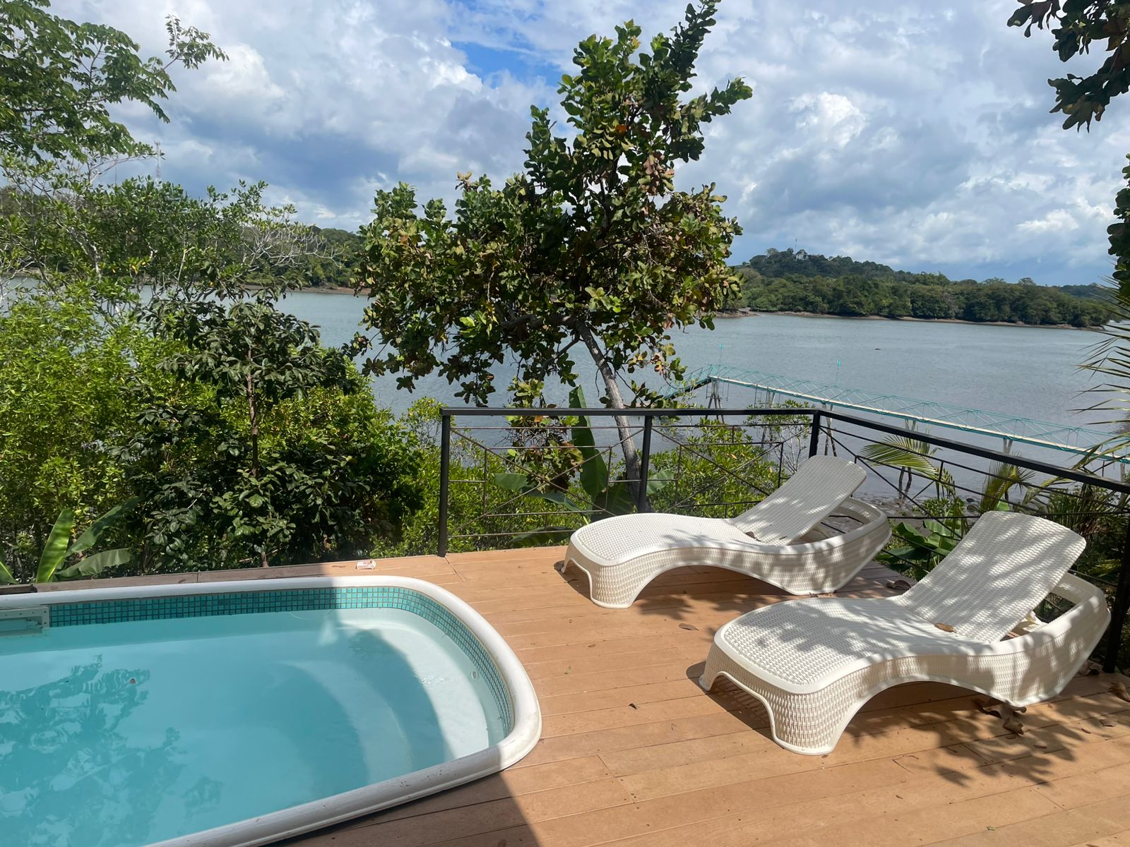 Piscina privada con tumbonas frente al mar