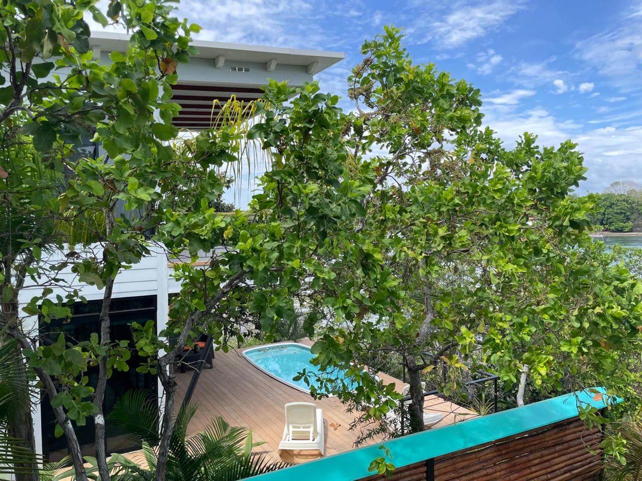 Villa rodeada de árboles con piscina privada