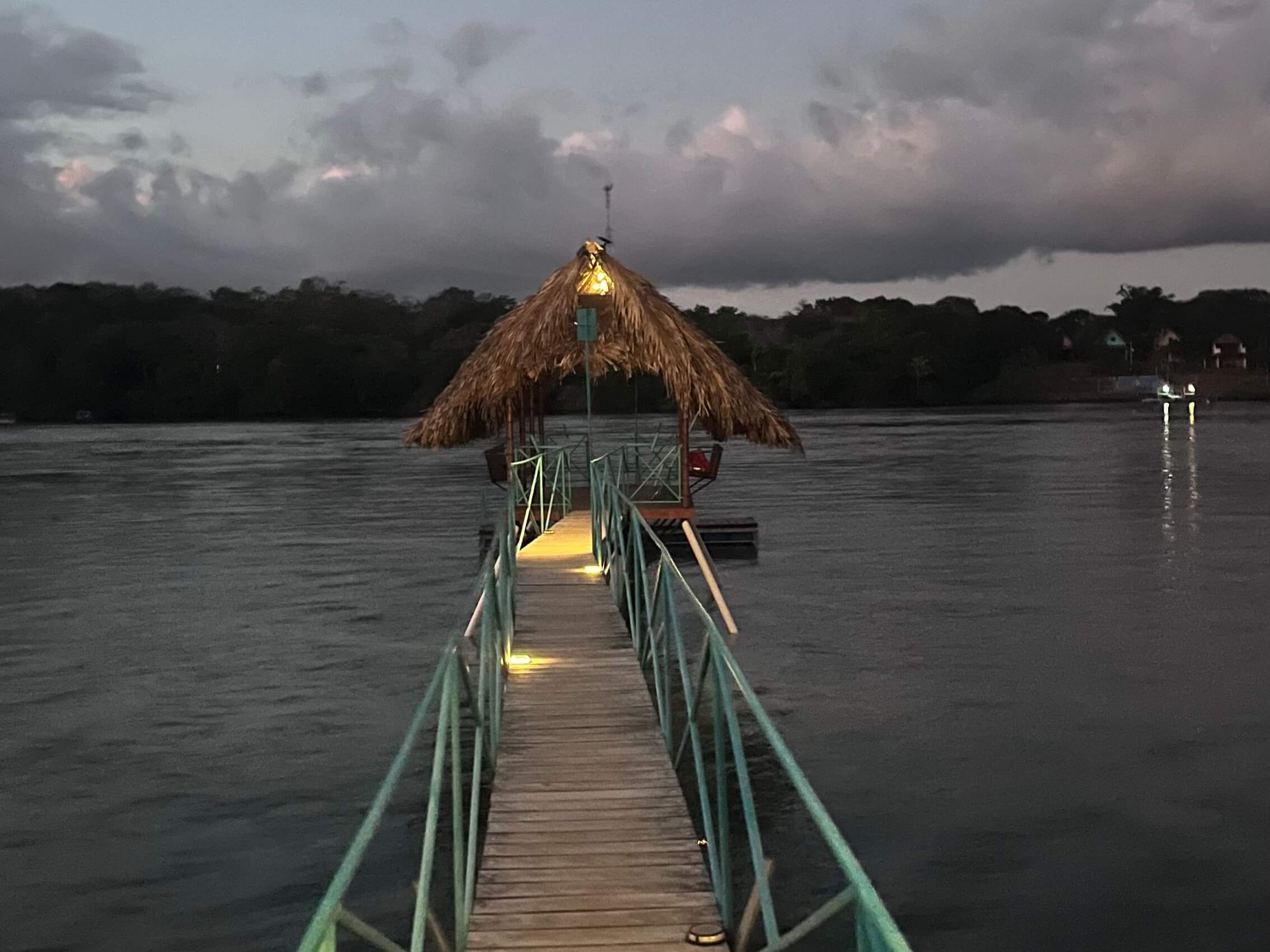 Muelle iluminado al atardecer en Isla Boca Brava